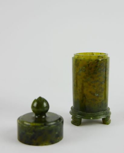 null CHINE :

Lot comprenant : 

Un vase balustre et son couvercle en lapis-lazuli.

Un...