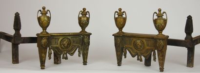 null Paire de chenets en bronze à patine naturelle à décor de vases couverts à l'Antique...