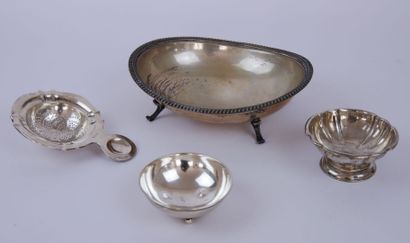 null Lot of shaped pieces in silver 800 thousandths including : 

1 cup on pedestal...