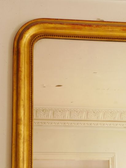 null Wood and gilded stucco mirror, rectangular shape, the curved pediment decorated...