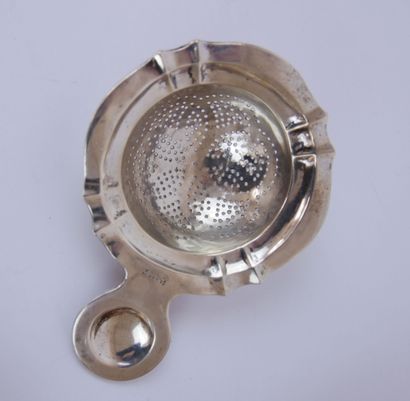 null Lot of shaped pieces in silver 800 thousandths including : 

1 cup on pedestal...