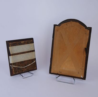 null Deux miroirs en bois naturel de forme rectangulaire, dont un au fronton cintré....