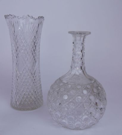 null Lot of glassware including : 

- A glass carafe with cut decoration of crosses....