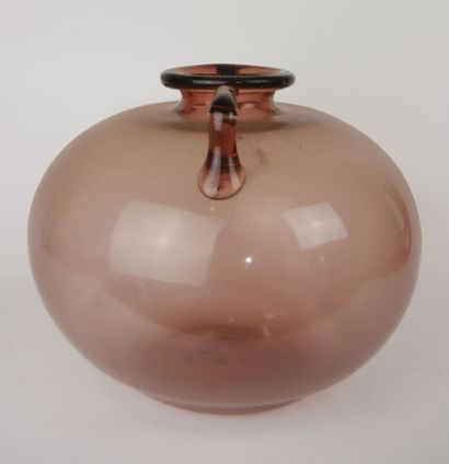 null Large vase with small handles in plum tinted blown glass. 

Height: 33 cm -...