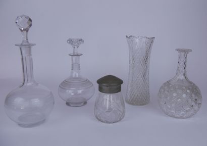 null Lot of glassware including : 

- A glass carafe with cut decoration of crosses....