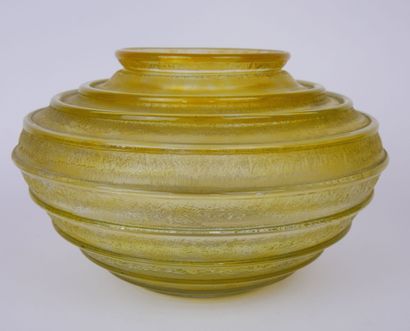 null DAUM NANCY France

Grand vase boule de forme ovale en verre fumé jaune à décor...