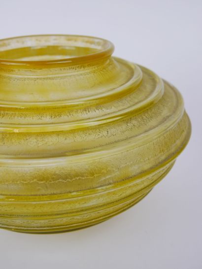 null DAUM NANCY France

Grand vase boule de forme ovale en verre fumé jaune à décor...