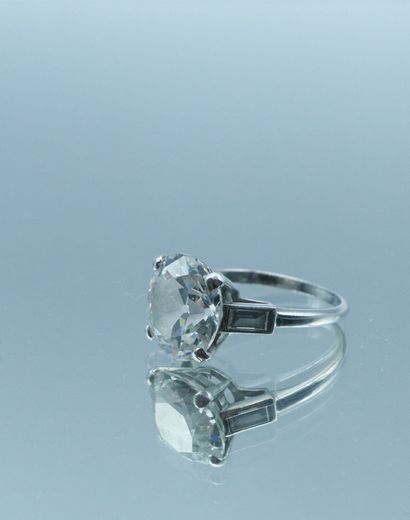 null Ring in platinum 850 thousandths decorated in the center of a cushion diamond...