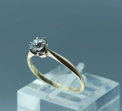 null Yellow gold ring 750 thousandth set with a solitaire diamond of round shape...