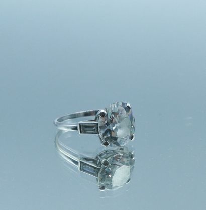 null Bague en platine 850 millièmes ornée au centre d'un diamant coussin de taille...