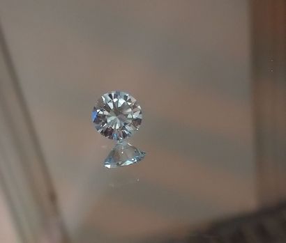 null Bague en platine 850 millièmes ornée d'un diamant rond de taille brillant pesant...