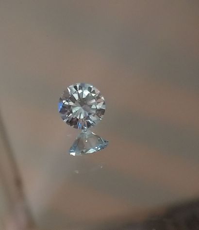 null Bague en platine 850 millièmes ornée d'un diamant rond de taille brillant pesant...