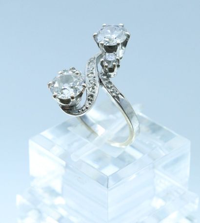 null Bague "Toi & moi" en or gris 750 millièmes ornée de deux diamants ronds de taille...