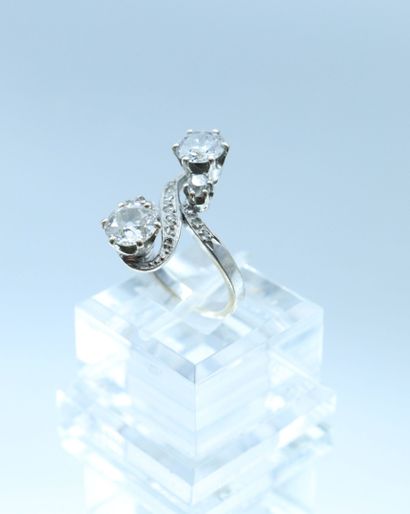 null Bague "Toi & moi" en or gris 750 millièmes ornée de deux diamants ronds de taille...