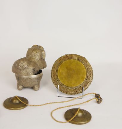 null Lot d'objets d'Asie du Sud-Ouest et Tibet en bronze et divers comprenant : 

-...