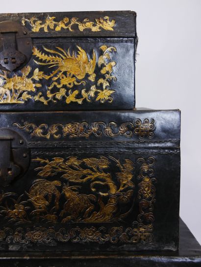 null CHINE - Vers 1900

Trois coffres gigognes en laque noir décoré en laque or de...