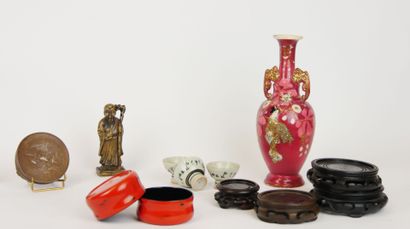 null ART D'ASIE

Lot comprenant : 

- Un vase de forme balustre en céramique émaillée...