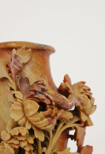 null Vase en pierre de lard sculpté à décor de fleurs et oiseau. Travail chinois...