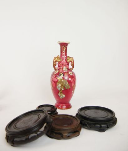 null ART D'ASIE

Lot comprenant : 

- Un vase de forme balustre en céramique émaillée...