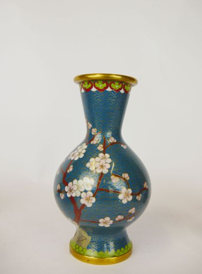 null Lot d'objets asiatiques en émaux cloisonnés comprenant : 

- Un vase à décor...