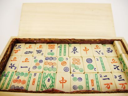 null CHINE

Jeu de Mahjong, les jetons en bambou et os inscrusté de motifs et de...