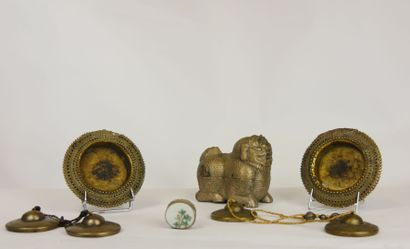 null Lot d'objets d'Asie du Sud-Ouest et Tibet en bronze et divers comprenant : 

-...