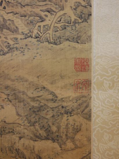 null CHINE - XIXe siècle

Encre et couleurs sur soie, représentant un paysage montagneux...