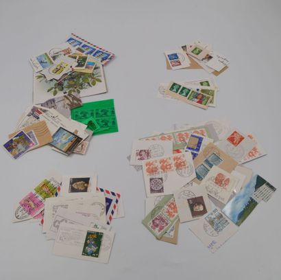 PHILATELIE 
*/**/°. 1 Boite de timbres sur fragments du Monde entier + Boite à Timbres...