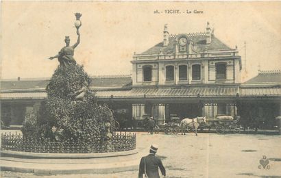 null 133 CARTES POSTALES ALLIER : La Ville de Vichy. Dont" Les 4 Chemins et Rue de...