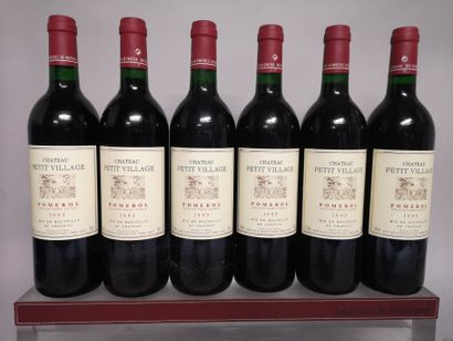 null 6 bouteilles Château PETIT VILLAGE - Pomerol 1993 En caisse bois.