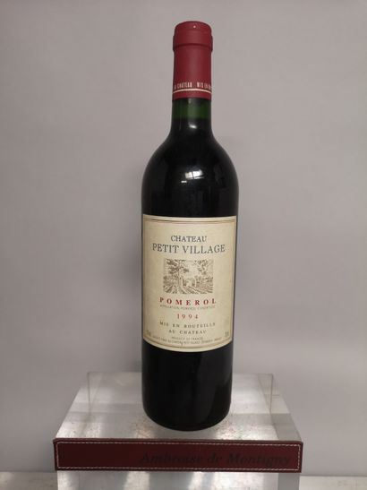 null 1 bouteille Château PETIT VILLAGE - Pomerol 1994 Etiquette légèrement taché...