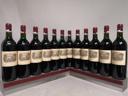 null 12 bouteilles Château LAFITE ROTHSCHILD - 1er Gcc Pauillac 1985 En caisse bois....