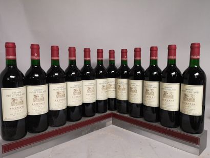 null 12 bouteilles Château PETIT VILLAGE - Pomerol 1993 En caisse bois. Trois légèrement...