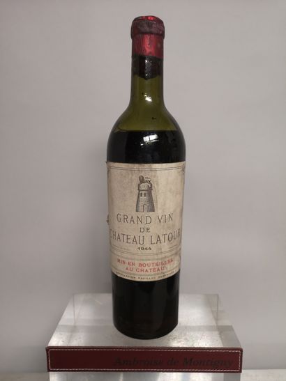 null 1 bouteille Château LATOUR - 1er Gcc Pauiilac 1944 Etiquette légèrement tachée...