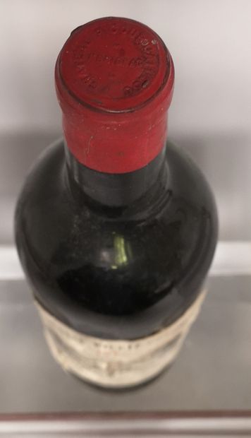 null 1 bouteille Château PICQUE CAILLOU - Graves 1955 Etiquette légèrement tachée...