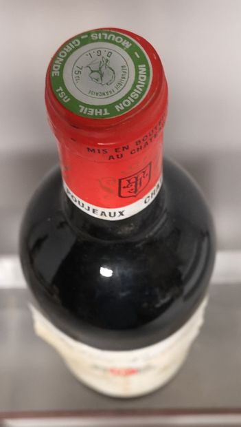 null 1 bouteille Château POUJEAUX - Moulis 1985 Etiquette tachée.