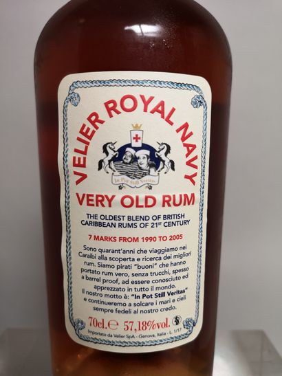 null 1 flacon 70cl RHUM VELIER "Royal Navy very old Rum CARAIBES BLEND" - 17 ans...