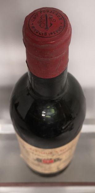 null 1 bouteille Château POUJEAUX - Moulis 1956 Etiquette tachée. Niveau mi épau...