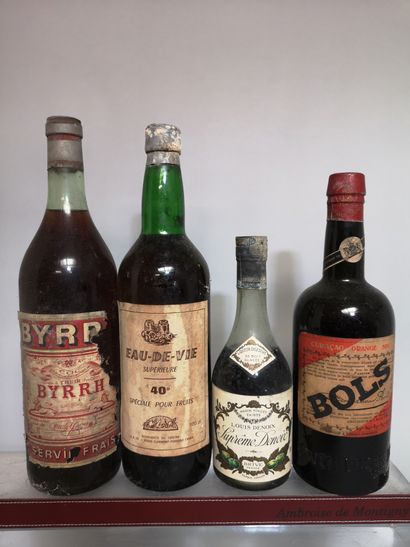 null 4 bouteilles ALCOOLS DIVERS A VENDRE EN L'ETAT Annees 70 BYRRH CURACAO BOLS...