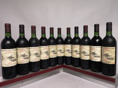 null 11 bouteilles Château PETIT VILLAGE - Pomerol 1983 Etiquettes légèrement tachées....
