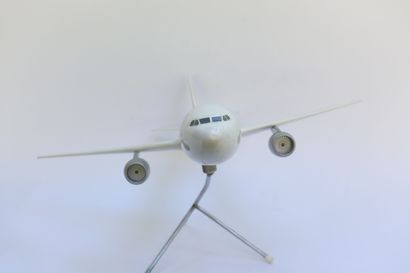 null AIRBUS A300 AIR FRANCE.

Model of agency in plastic resin registered F-BVGA.

Tripod...