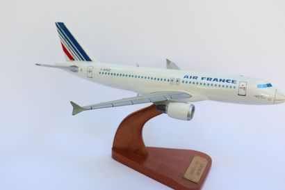 null AIRBUS A320 AIR FRANCE.

Contemporary model in painted wood, registration F-GFKZ,...