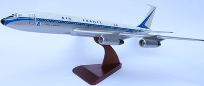 null BOEING B-707 AIR FRANCE.

Contemporary wooden model decorated and registered...