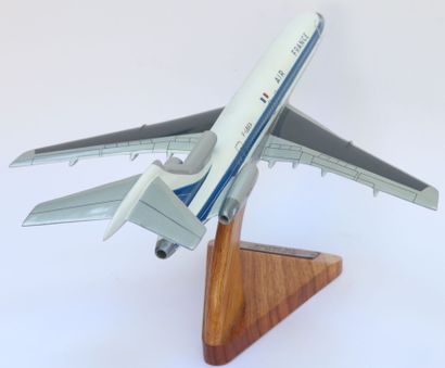 null BOEING B-727 AIR FRANCE.

Maquette en bois peint, immatriculée F-GBEA, ancien...