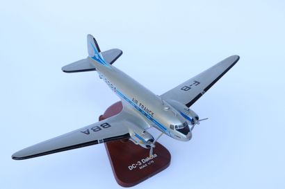 null DOUGLAS DC-3 AIR FRANCE.

Painted wooden model registered F-BBBA.

On a wooden...