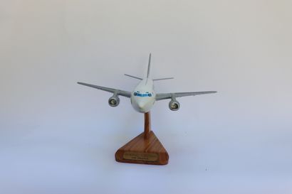 null BOEING B-737-500 AIR FRANCE.

Contemporary painted wooden model of the aircraft,...