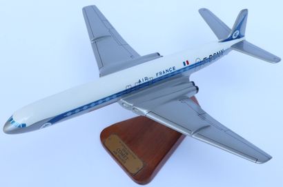 null DE HAVILLAND DH 106 COMET AIR FRANCE.

Maquette en bois peint immatriculée F-BGNX.

Socle...