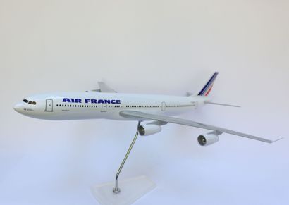null AIRBUS A340 / 300 AIR FRANCE.

Grande maquette en résine immatriculée F-GLZA.

Socle...