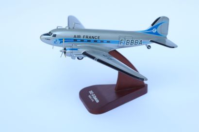 null DOUGLAS DC-3 AIR FRANCE.

Maquette en bois peint immatriculée F-BBBA.

Sur un...