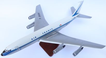 null BOEING B-707 AIR FRANCE.

Contemporary wooden model decorated and registered...